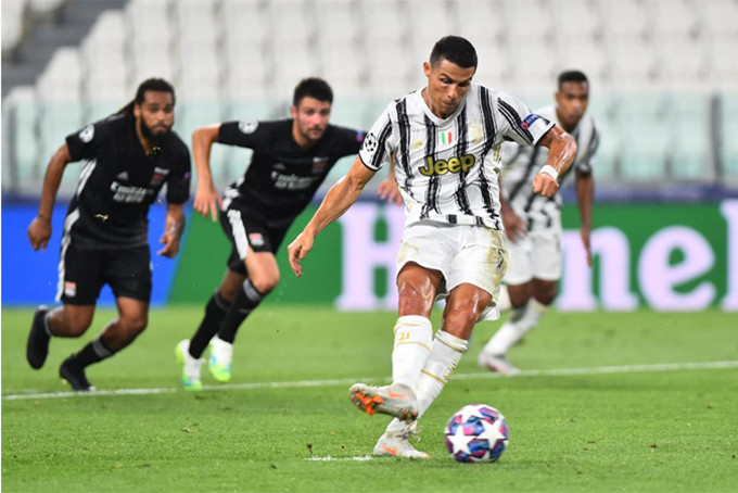 Ronaldo sút phạt đền vào lưới Lyon ở lượt về vòng 1/8 Champions League ngày 7/8. Ảnh: Reuters.