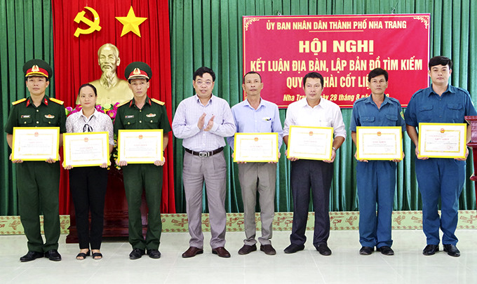 Lãnh đạo UBND TP. Nha Trang trao giấy khen cho các tập thể.