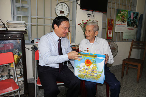 Ông Nguyễn Khắc Định trao quà cho gia đình ông Trần Chi. 