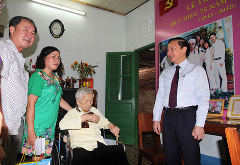 Ông Nguyễn Khắc Định thăm hỏi gia đình bà Đỗ Thị Lan. 