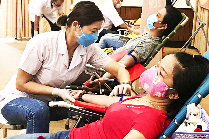Hơn 200 người tham gia hiến máu tình nguyện