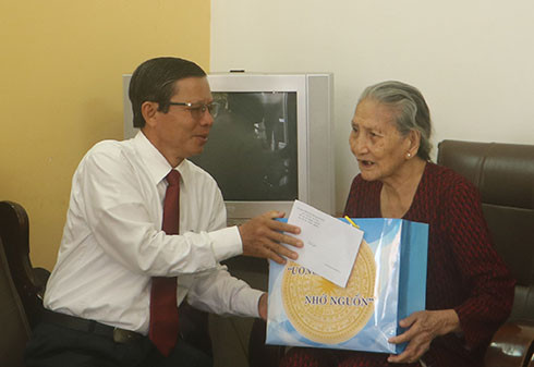Ông Trần Ngọc Thanh thăm hỏi, tăng quà cho bà Nguyễn Thị Như Tặng