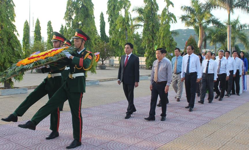 Đoàn đại biểu của Ban Chấp hành Đảng bộ tỉnh do ông Nguyễn Khắc Toàn dẫn đầu vào viếng.