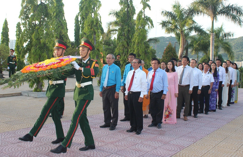 Đoàn đại biểu UBMTTQ Việt Nam tỉnh do ông Trần Ngọc Thanh dẫn đầu vào viếng.