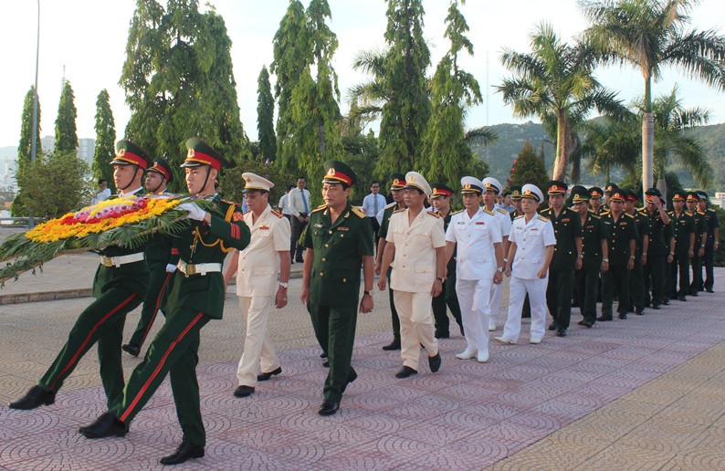 Đoàn đại biểu của các lực lượng vũ trang tỉnh.