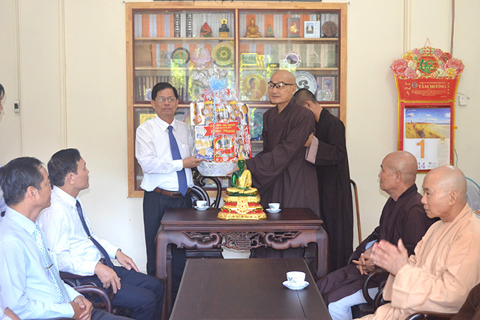 Ông Nguyễn Tấn Tuân - Phó Bí thư Tỉnh ủy, Chủ tịch UBND tỉnh Khánh Hòa tặng quà chúc mừng Ban Trị sự Giáo hội Phật giáo Việt Nam tỉnh.
