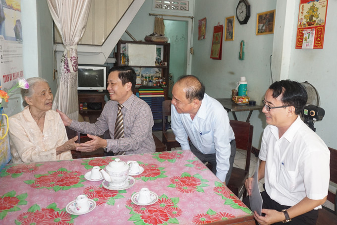 Ông Hà Quốc Trị và lãnh đạo các đơn vị ân cần thăm hỏi bà Trần Thị Sai
