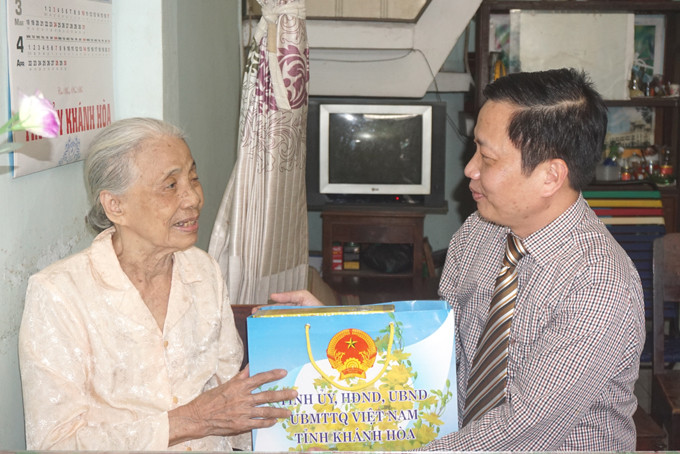 Ông Hà Quốc Trị tặng quà cho bà Trần Thị Sai.