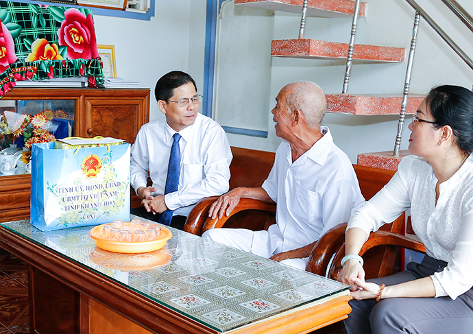 Thăm, tặng quà các gia đình cán bộ lão thành cách mạng và tiền khởi nghĩa