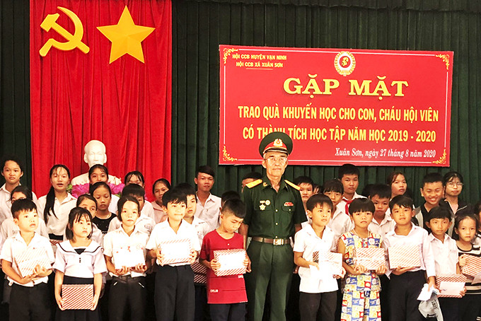 Ông Nguyễn Đức Thiện tặng quà cho học sinh xã Xuân Sơn.
