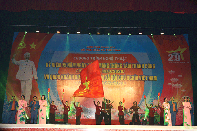 Tiết mục Chiến sĩ Việt Nam mở màn đêm diễn. 