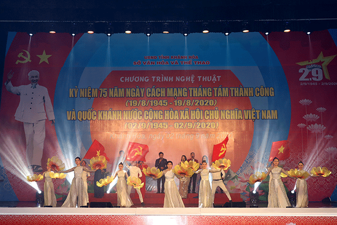 Tiêt mục hát múa Khánh Hòa hôm nay khép lại đêm diễn. 
