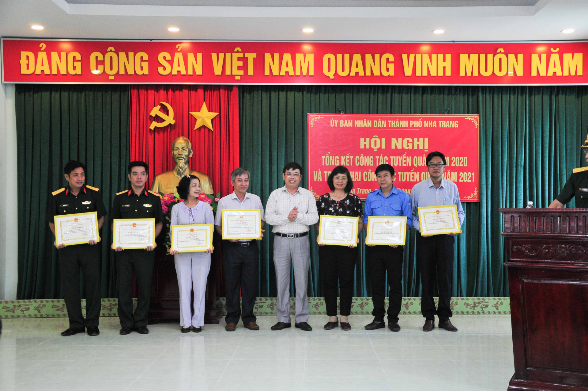 Lãnh đạo TP. Nha Trang khen thưởng các cá nhân xuất sắc 