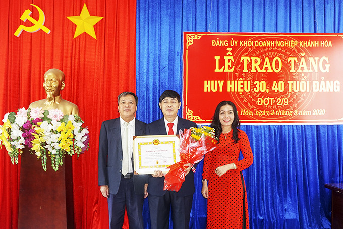 Lãnh đạo Đảng ủy Khối Doanh nghiệp tỉnh trao Huy hiệu 40 năm tuổi Đảng cho đảng viên.