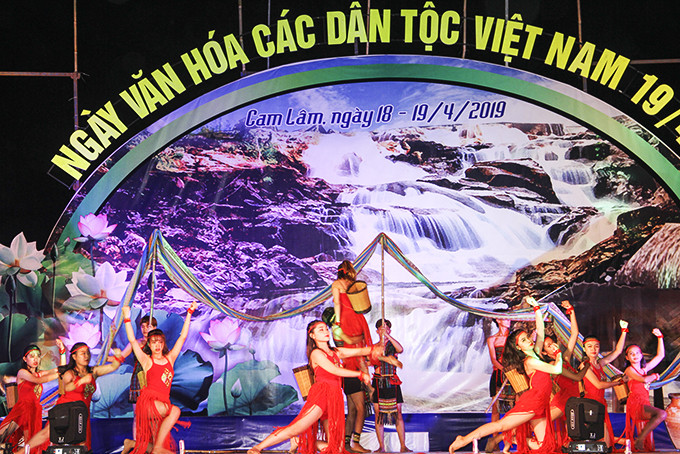 Đội văn nghệ TP. Cam Ranh tham gia Ngày văn hóa các dân tộc Việt Nam năm 2019. Ảnh minh họa.   