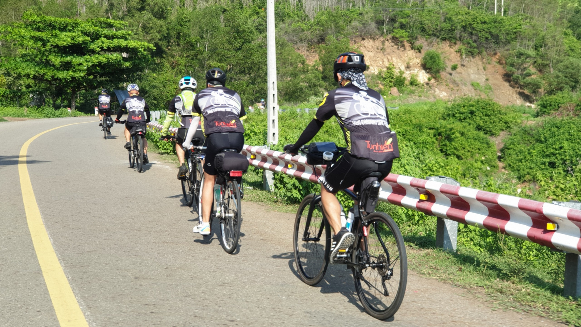 Đạp xe vượt đèo Khánh Sơn