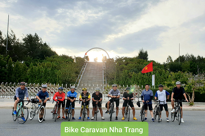Nhóm Bike Caravan chụp ảnh lưu niệm tại Khu tượng niệm Gạc Ma (Bãi Dài, huyện Cam Lâm, Khánh Hòa)