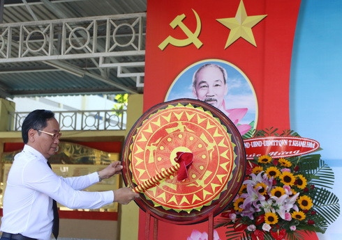 Ông Nguyễn Đắc Tài đánh trống, khai giảng năm học mới tại Trường THCS Thái Nguyên.