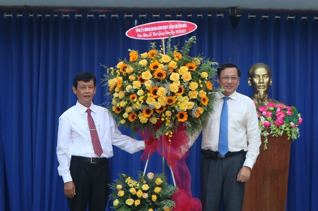 Ông Lê Hữu Thọ - Bí thư Thành ủy Nha Trang (bìa phải) tặng hoa chúc mừng Trường THPT Lý Tự Trọng nhân dịp khai giảng. 