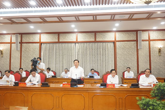 Ông Nguyễn Khắc Định báo cáo công tác chuẩn bị Đại hội Đảng bộ tỉnh lần thứ XVIII.
