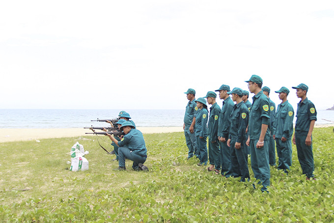 Lực lượng dân quân thường trực xã Đại Lãnh huấn luyện sẵn sàng chiến đấu.