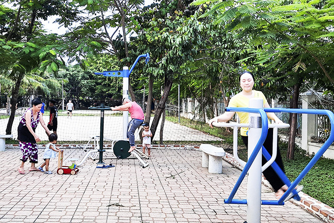 Người dân vui chơi, tập thể dục ở Nhà văn hóa thôn Ngọc Hội 2.