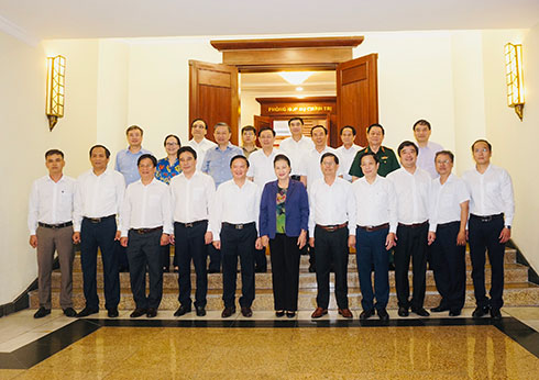 Ủy viên Bộ Chính trị, Chủ tịch Quốc hội Nguyễn Thị Kim Ngân chụp ảnh lưu niệm với đoàn công tác của tỉnh.