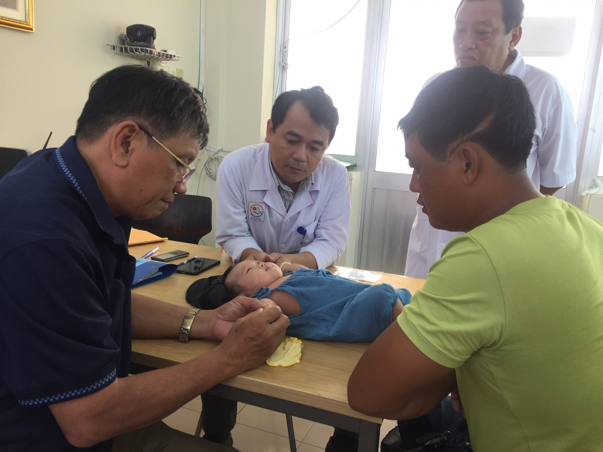 Khám trẻ bị bàn tay khoèo tại Bệnh viện Đa khoa tỉnh Khánh Hoà (ảnh minh hoạ)