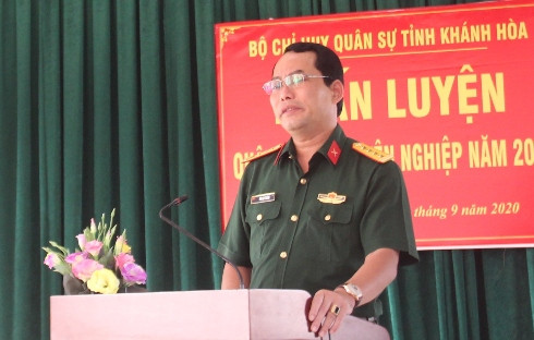 Đại tá Bùi Đại Thắng - Chỉ huy trưởng Bộ CHQS tỉnh Khánh Hòa phát biểu khai mạc lớp huấn luyện.