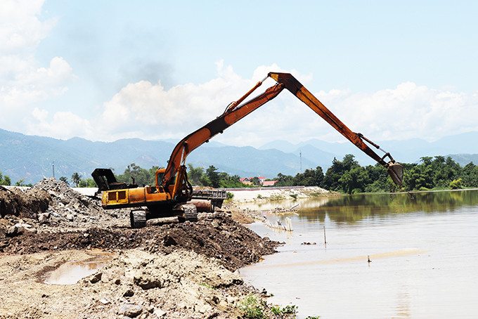 Thi công tại dự án Kè và tuyến đường số 1 dọc sông Cái  và sông Suối Dầu ngày 7-9.