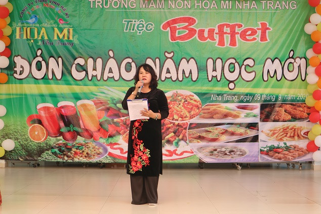 Cô Bùi Thị Thu Hà - Hiệu trưởng nhà trường phát biểu tại buổi tiệc. 