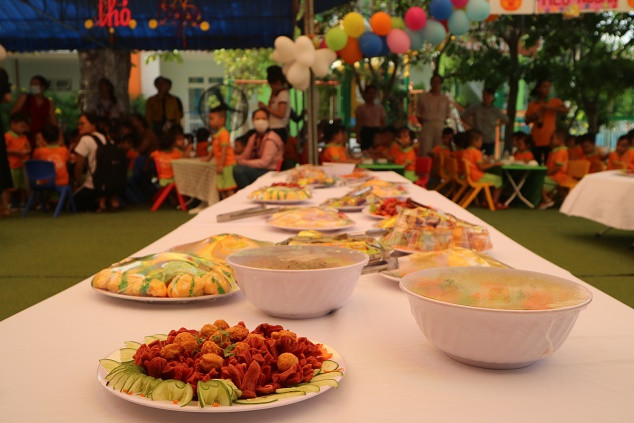 Tiệc buffet có nhiều món ăn và trái cây, thức uống. 