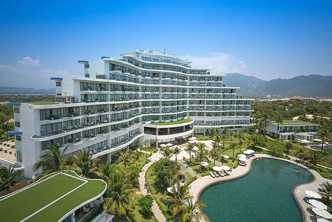 Hãy để Cam Ranh Riviera Beach Resort & Spa tự tin là nơi bạn có thể gửi gắm kỳ nghỉ của mình, mang đến cho bạn và gia đình cùng nhau trải nghiệm kỳ nghỉ 5 sao tuyệt vời bên Vịnh Ngọc thiên đường. 