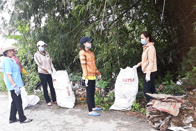 Phụ nữ Diên Khánh thu gom rác đường làng.