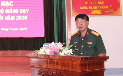 Đại tá Trịnh Việt Thành - Chính ủy Bộ CHQS tỉnh phát biểu đánh giá kết quả hội thi.