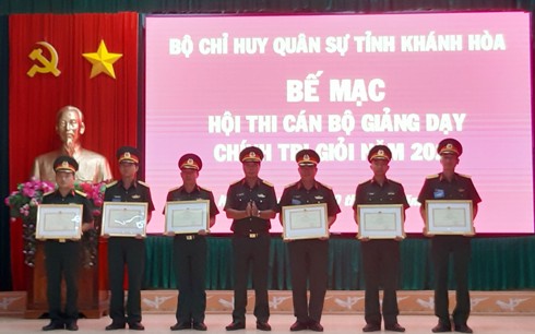 Lãnh đạo Bộ CHQS tỉnh trao giấy khen cho các thí sinh đạt giải.