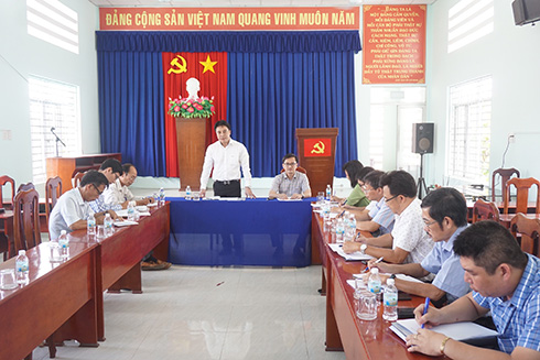 Ông Nguyễn Khắc Toàn làm việc với Đảng uỷ xã Vĩnh Trung.