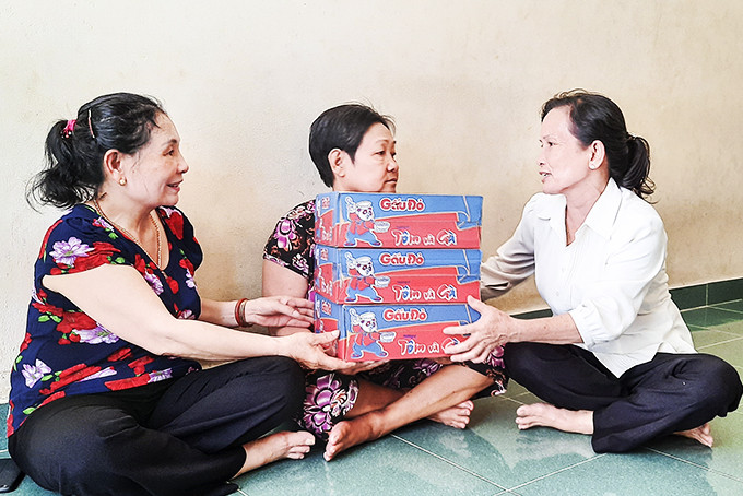 Hội Phụ nữ phường đến thăm và hỗ trợ thực phẩm cho gia đình bà Lang.