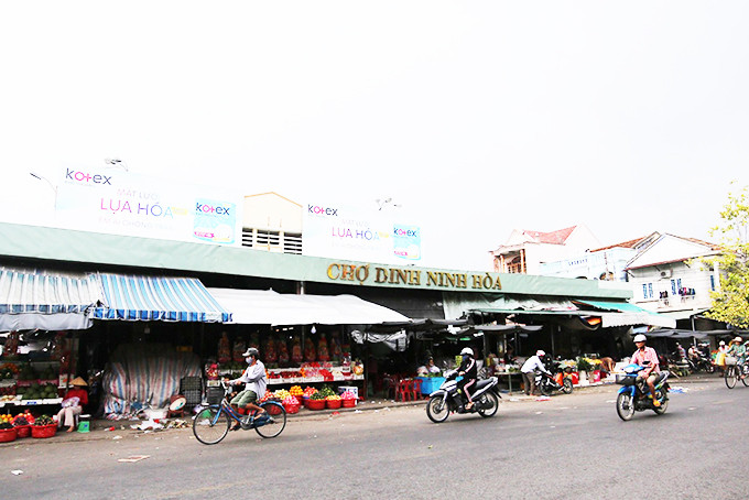 Chợ Dinh Ninh Hòa đang được tư nhân quản lý, khai thác.