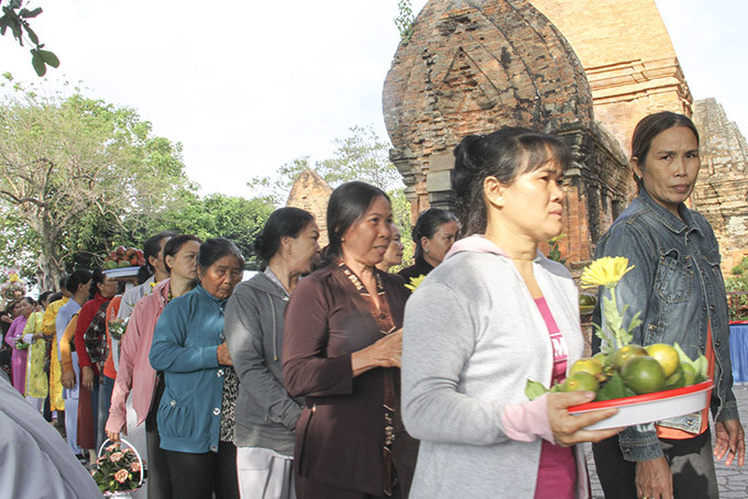Người dân đến lễ Mẫu tại di tích Tháp Bà Ponagar.