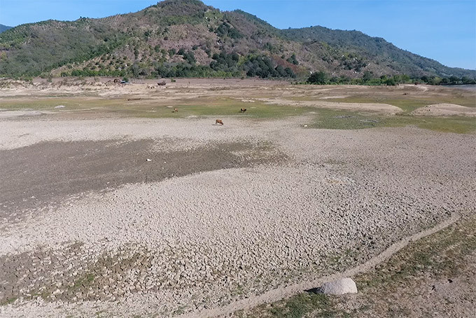 Một phần hồ chứa nước Cam Ranh (xã Cam Tân, huyện Cam Lâm) khô cạn trong mùa khô vừa qua. Ảnh: Mã Phương