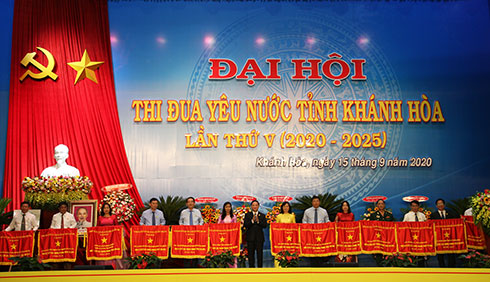 Ông Nguyễn Khắc Định trao Cờ thi đua của Chính phủ cho các tập thể xuất sắc.