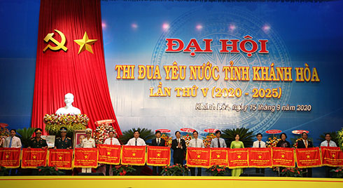Ông Nguyễn Tấn Tuân trao Cờ thi đua của UBND tỉnh cho các tập thể xuất sắc.