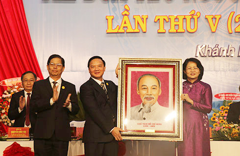 Phó Chủ tịch nước trao tặng bức chân dung Bác Hồ cho Đảng bộ, chính quyền và nhân dân tỉnh.