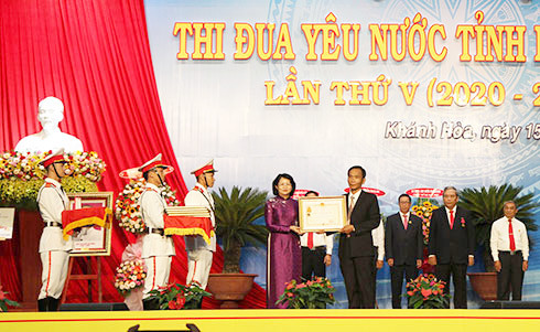 Phó Chủ tịch nước trao Huân chương Độc lập hạng Ba cho Trường Chính trị tỉnh.