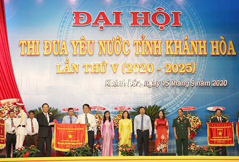 Ông Nguyễn Khắc Định trao Cờ thi đua của Chính phủ cho Báo Khánh Hòa.