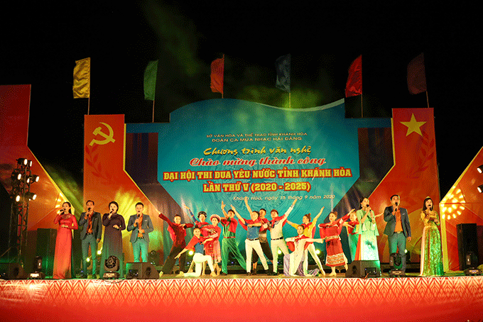 Tiết mục hát múa Thi đua ái quốc mở đầu đêm biểu diễn. 