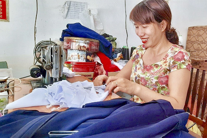 Nhờ chiếc máy vắt sổ được Hội Phụ nữ xã Vĩnh Phương, TP. Nha Trang hỗ trợ;  công việc của bà Trịnh Thị Hường thuận lợi hơn.