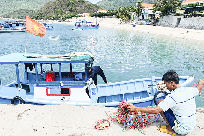 Ngư dân Ninh Vân chuẩn bị cho chuyến ra khơi đánh bắt hải sản.