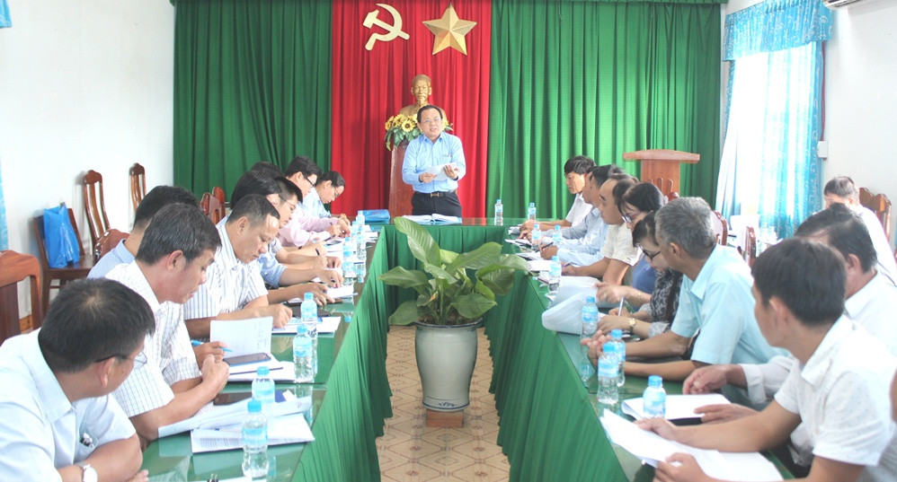 Ông Lê Hữu Hoàng phát biểu chỉ đạo tại buổi làm việc với xã Vạn Hưng.